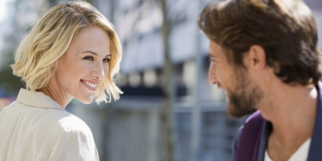 با این ترفندهای زبان بدن در محیط کار و قرارهای عاشقانه بدرخشید